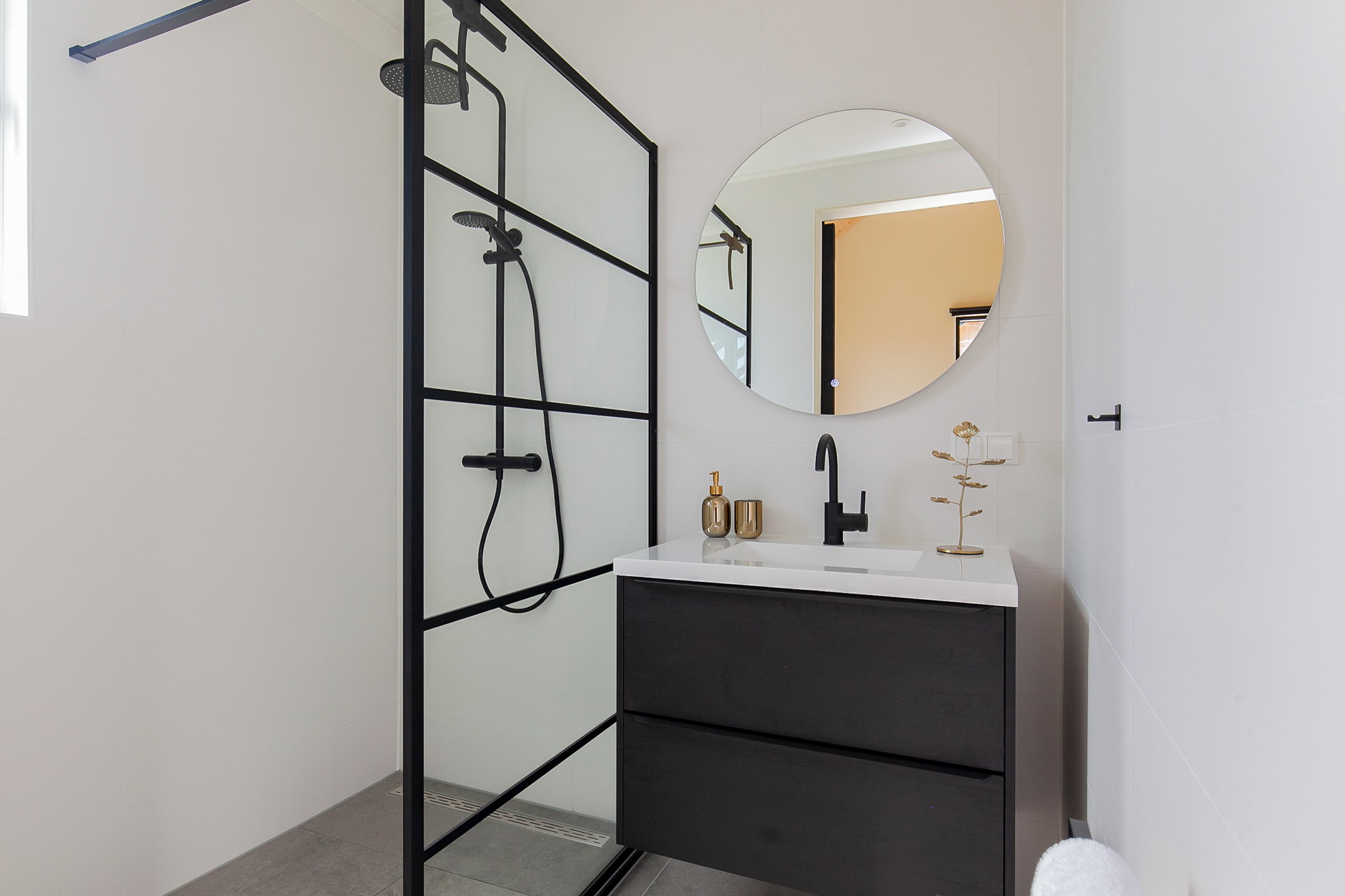 - image: 24