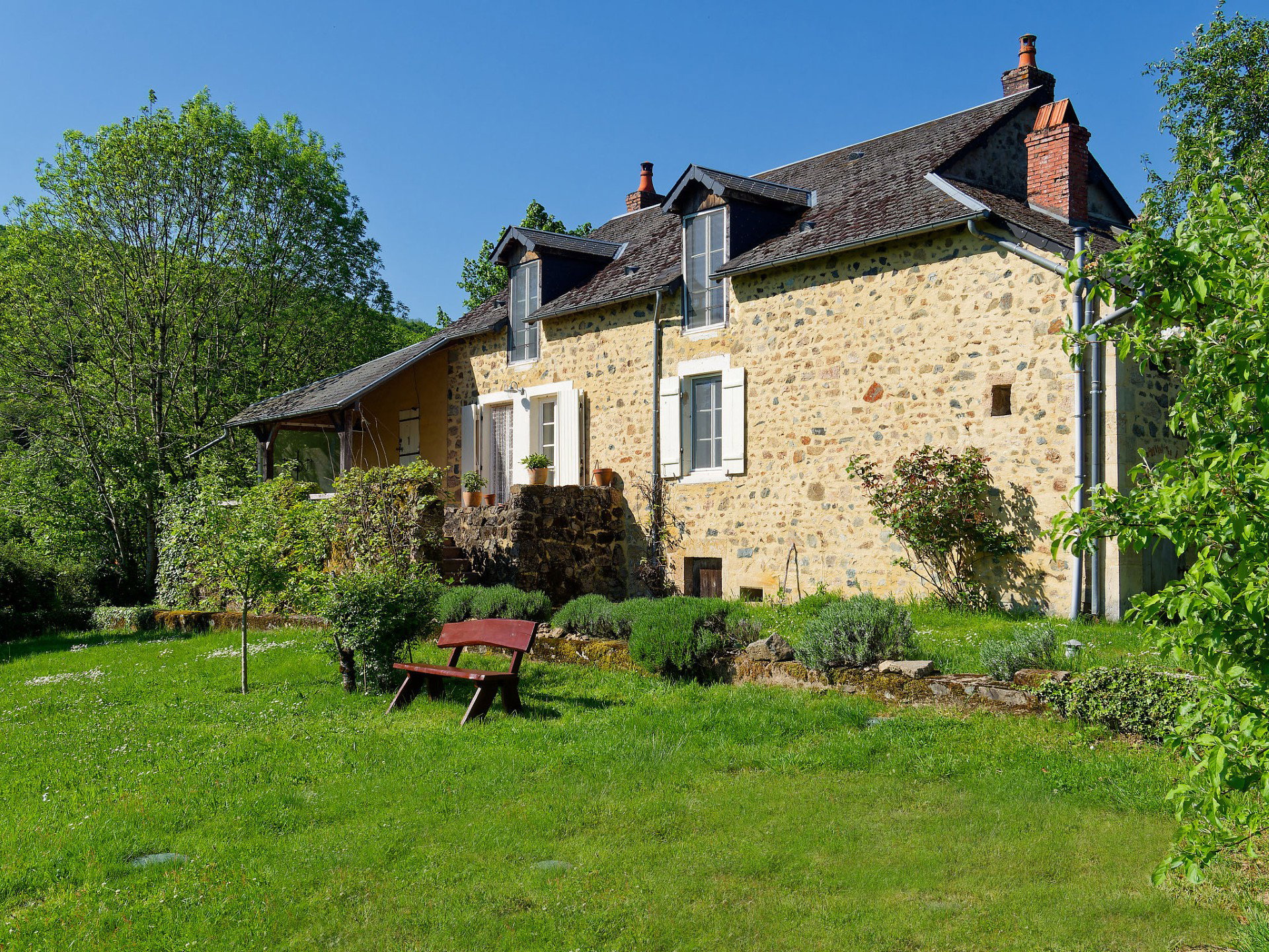 Nature house in Montserin / Villapourcon