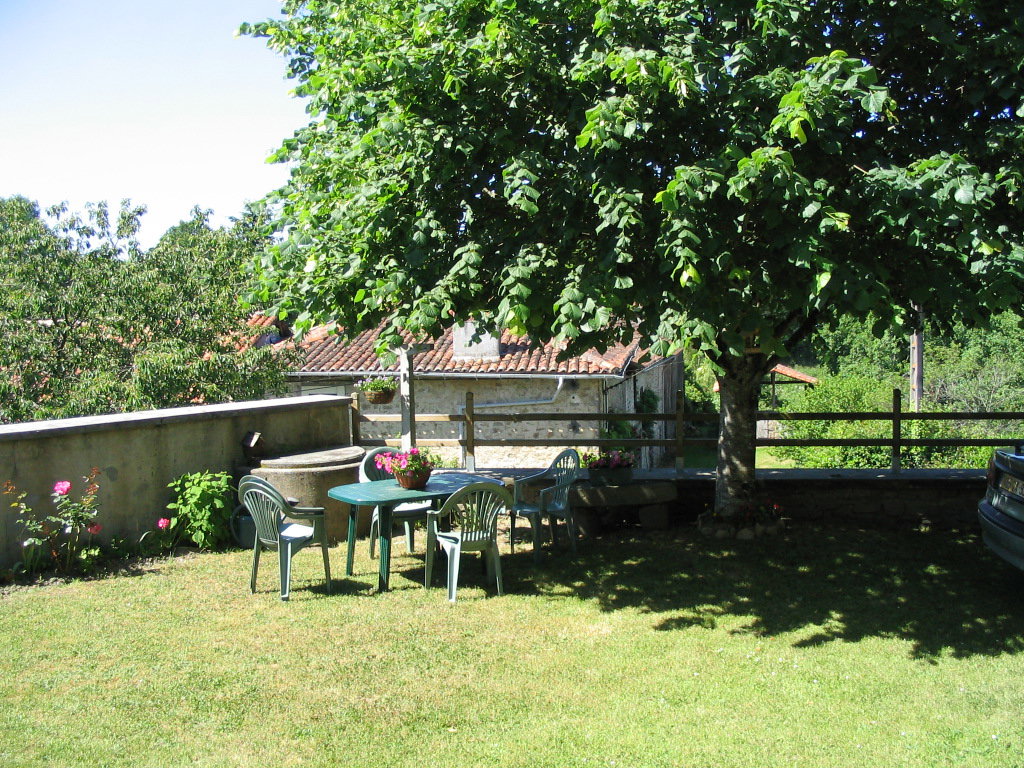 Naturhäuschen in Les Salles Lavauguyon