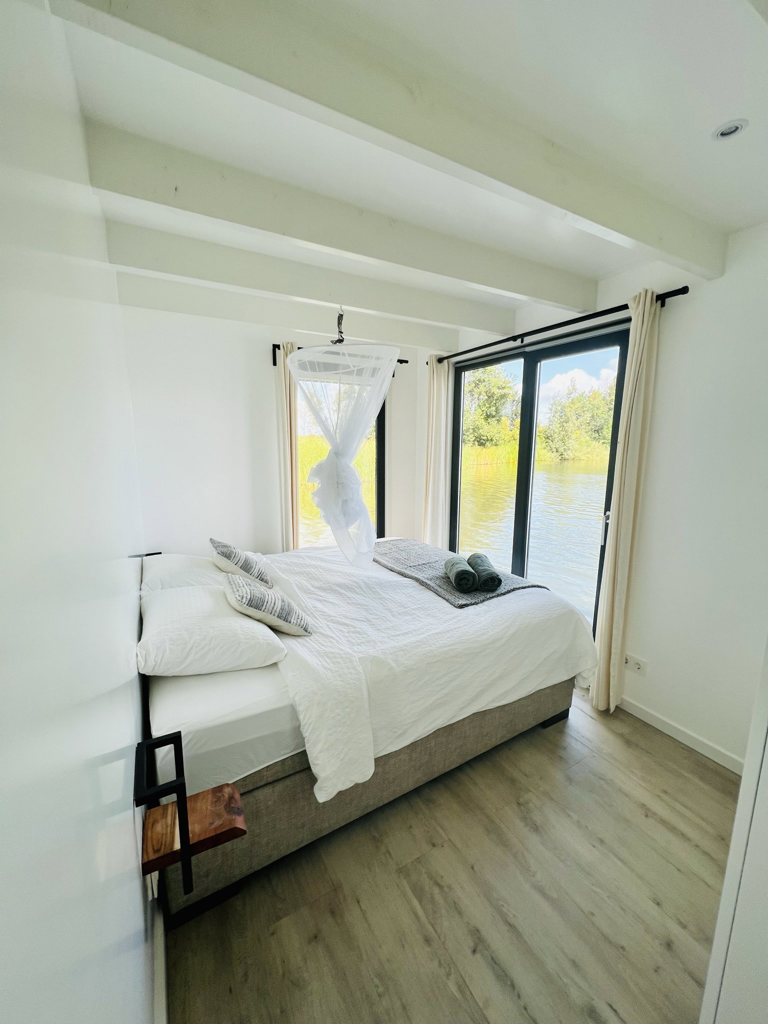 - image: 16