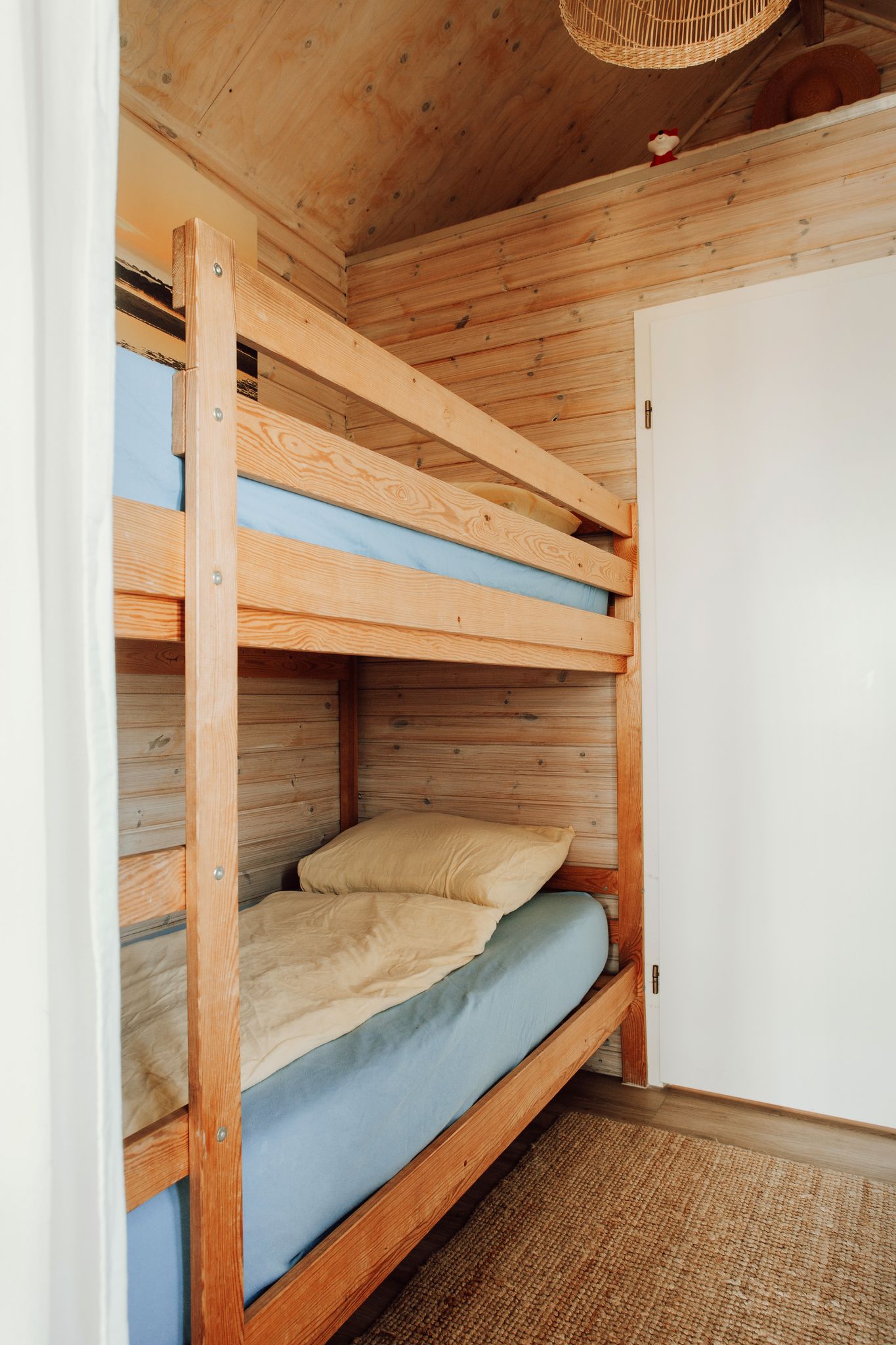 - image: 16