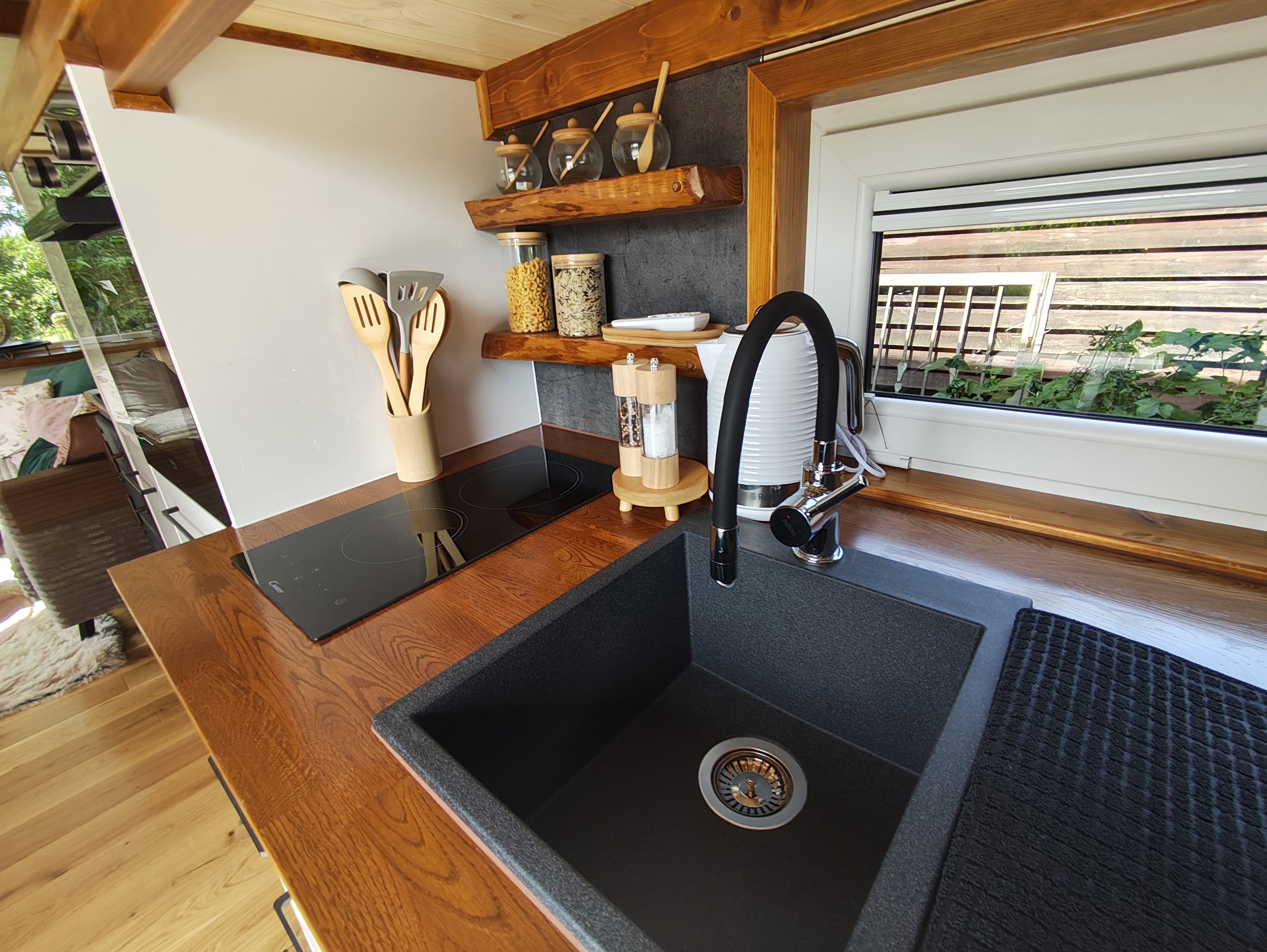 - image: 16