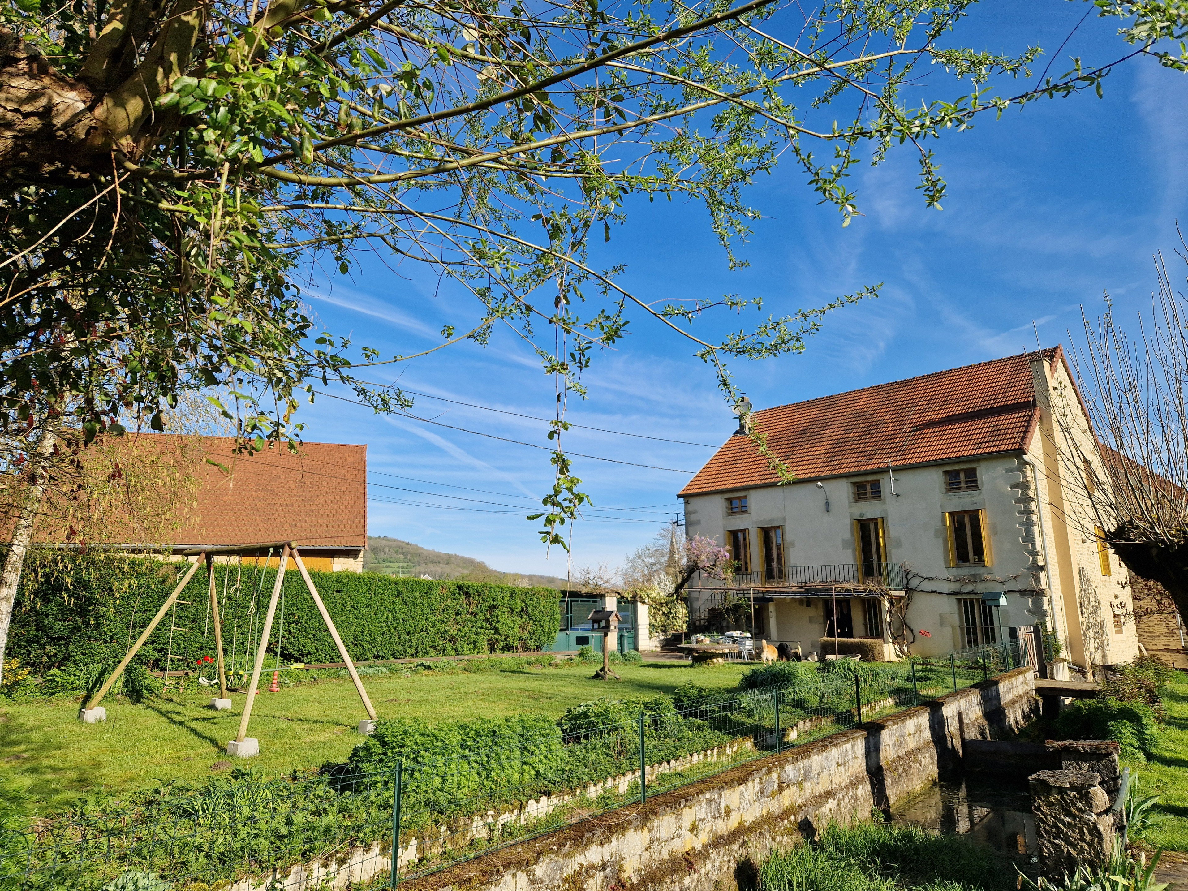 Nature house in Jailly les moulins